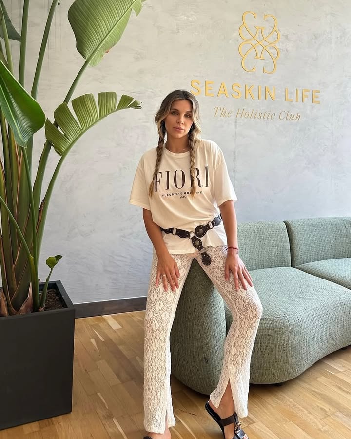 La atención es medicina.
La intención, un código biológico.
El lenguaje que usamos… transforma nuestras células.
📍*“Mi cuerpo sabe sanar” activa el sistema parasimpático.
📍*“Yo elijo dónde pongo mi atención” refuerza la plasticidad cerebral.
📍*“Hoy es el mejor día de mi vida” estimula dopamina y esperanza.
📍*“Mi presencia tiene impacto” eleva oxitocina y propósito.
En SeaSkin Life, cada ritual nace desde esta certeza:
el bienestar no se impone, se invoca.
Con fórmulas sensoriales, tacto consciente y palabras que vibran. @ivannaicardi