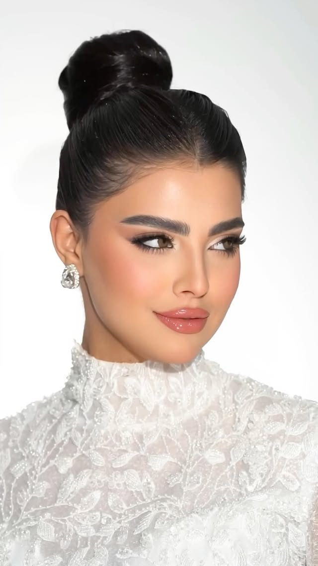 Elegance · Perfection · Beauty · Softness ✨
•
•
•
#omaralashqar #عمر_الاشقر #makeup #makeupartist #omar_al_ashqar #omar_alashqar