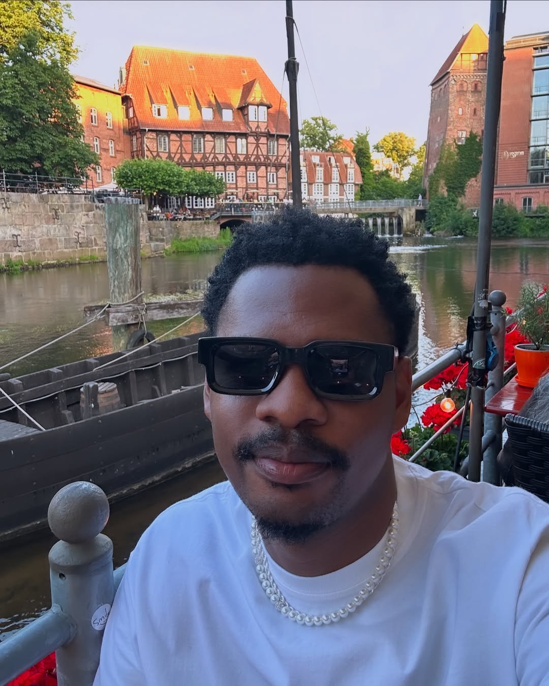 Mwisho wa siku hatutakumbuka maneno na vitendo vya Adui zetu, bali ukimya wa ndugu zetu pale ambapo tulidhani watafanya lolote kwa ajili yetu.
New music link in my Bio
#Mpenzi