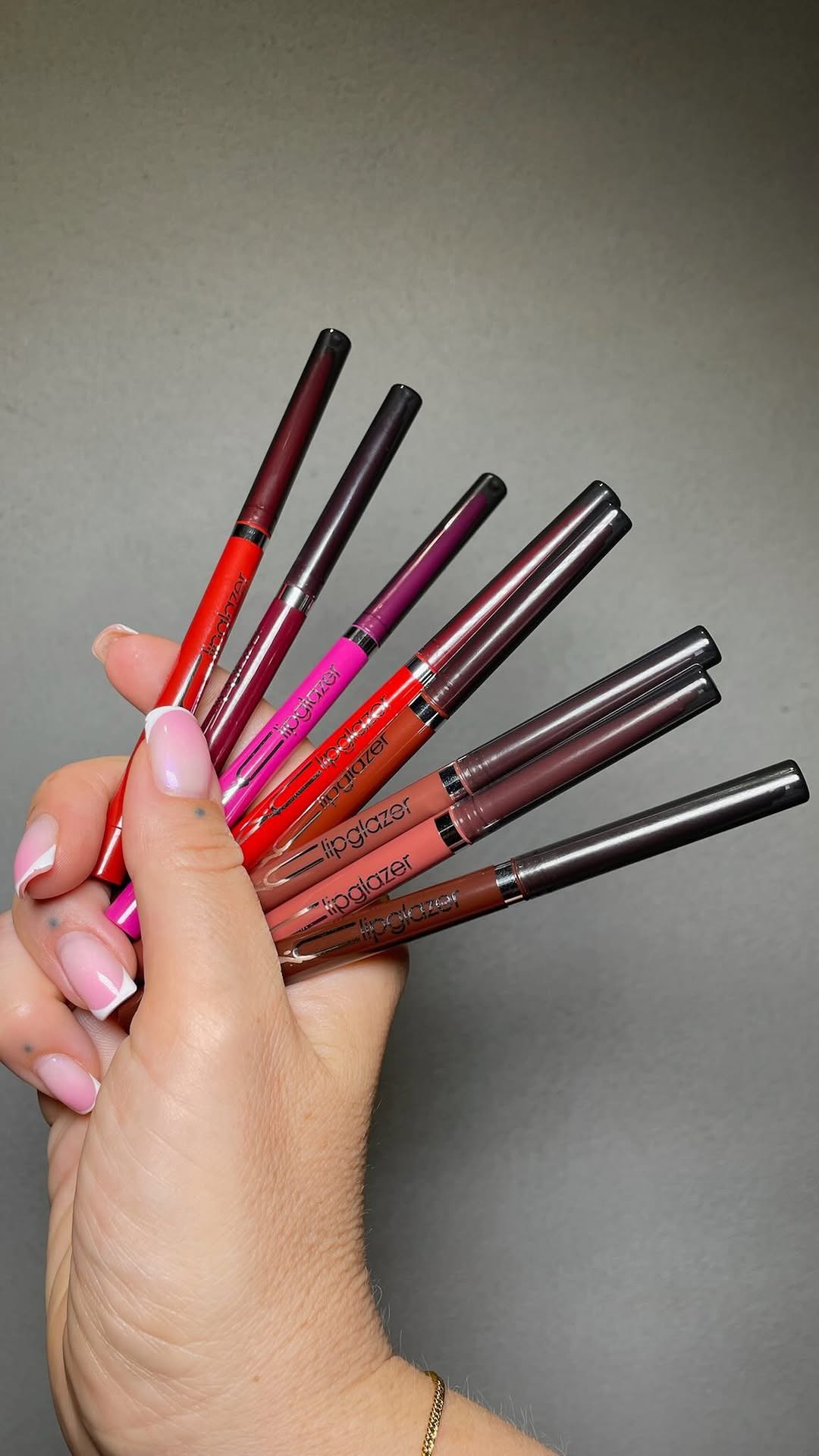 #MACLipglazer: El el lip pencil cremoso que todxs estábamos esperando🫢
8 tonos icónicos y brillantes. Un acabado luminoso e irresistible. Labios voluminosos en una sola pasada.
💋Tu tono perfecto te espera en nuestras tiendas y en nuestra web.
#MACLipcombo #regram @maccosmeticsfrance