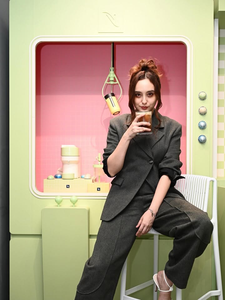夏限定のポップアップイベント
NESPRESSO presents“PRESS PLAY & TASTE
に遊びにいってきました。
コーヒー大好きな私☕️
90sの雰囲気の場所でいただいた
ピスタチオ香るアイスコーヒーおいしかったなぁ..
#ネスプレッソ
#ピスタチオバニラフレーバーオーバーアイス