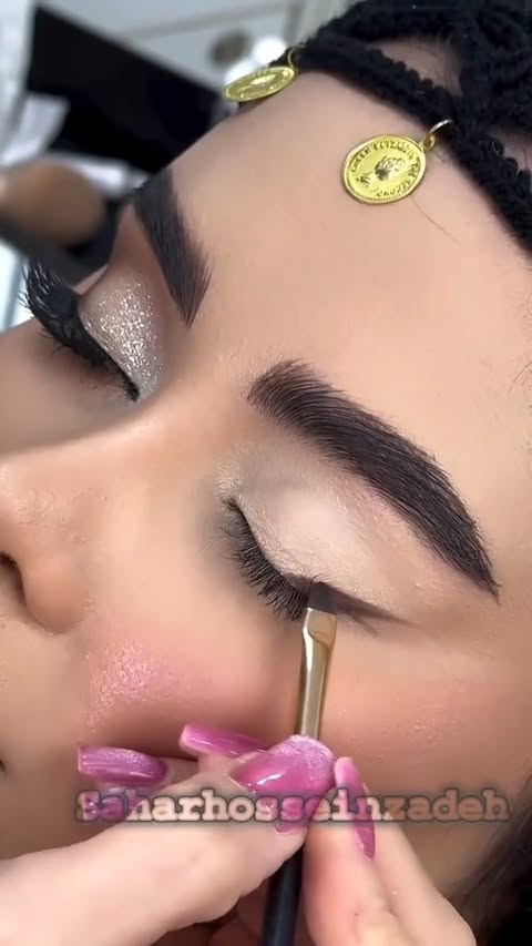 شما قراره میکاپی روببینید ،که از دل رویاها اومده🥹متریال👇🏼
متریال:
پالت سایه (ناتاشا)
سایه شاین فشرده (هایمر)
خط چشم (اینگلوت)
سایه شاین نقره ای (کوکو)
اگه دیدی خوشت اومد سیوش کن و بفرست برای دوستات🥹
راستی یادت نره نظرت رو برام بنویسی🥰
ممنونم که مثله همیشه حمایت میکنید ❤️
@beauty_salon_saharhosseinzadeh
#میکاپ #آموزشمیکاپعروس #میکاپارتیست_عروس #میکاپ_ارتیست #عروس #شنیون #میکرونیدلینگ #رشت #تهران #اصفهان #مشهد #شیراز #عروسی