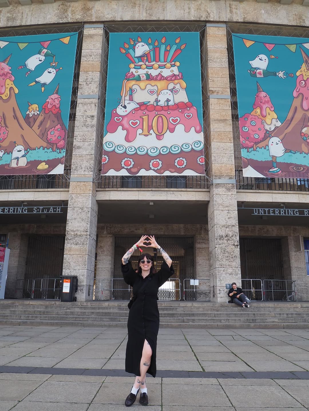 💜I made these!💜
To celebrate the 10th anniversary of @lollapaloozade , I was asked to create 40 huge illustrations that were hung around the Olympia Stadium Berlin.
The pictures show Lollapalooza Berlin over the last 10 years. The different banners show the different locations where Lolla Berlin took place: Flughafen Tempelhof, Treptower Park, Rennbahn Hoppegarten and finally the Olympiapark and the Olympiastadion.
☺️Easter eggs are scattered all over the banners. They are references to artists who have performed at @lollapaloozade the past decade. I’ll post them all in my story and in my highlights! 🥹
The whole scenery shows a little ghost festival. It starts in the morning (arrival in pink) and ends with a big concert and fireworks at night (dark banners) 🩷💛🧡💜
I‘ll post more pictures over the next few days and I will probably never shut up about this 🙂↕️
This is by far the coolest thing I’ve ever had the pleasure of doing. Thank you @lollapaloozade
🥹🥹🥹
#lollapalooza #lollapaloozade #jhope #hobipalooza #bts