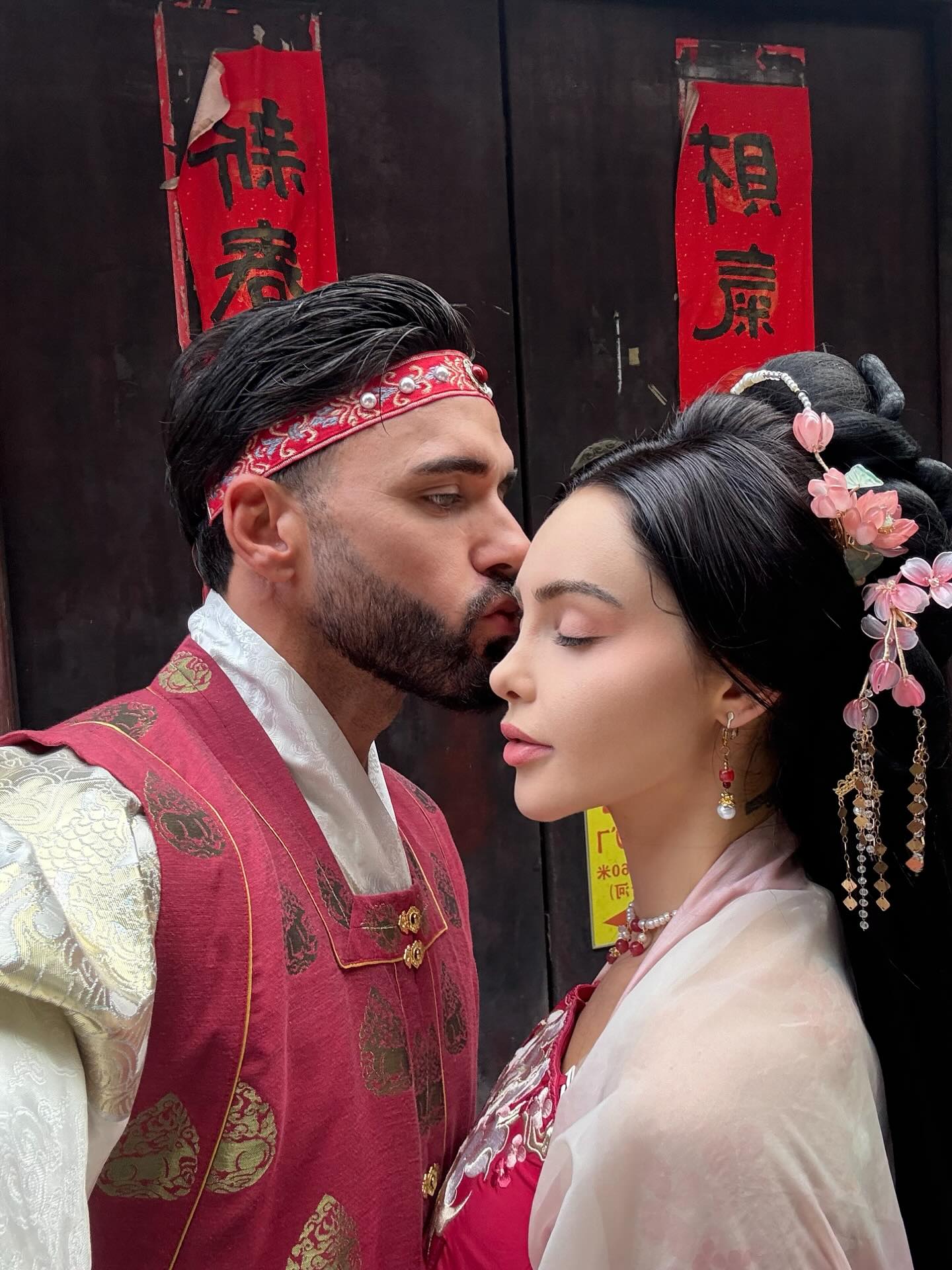 Iconic shoot 🌸 Le Hanfu (汉服, hànfú) pour ceux qui ne le savent pas, est un terme qui fait référence à la tenue historique et traditionnelle des Chinois Han, la majorité ethnique de la Chine 🇨🇳