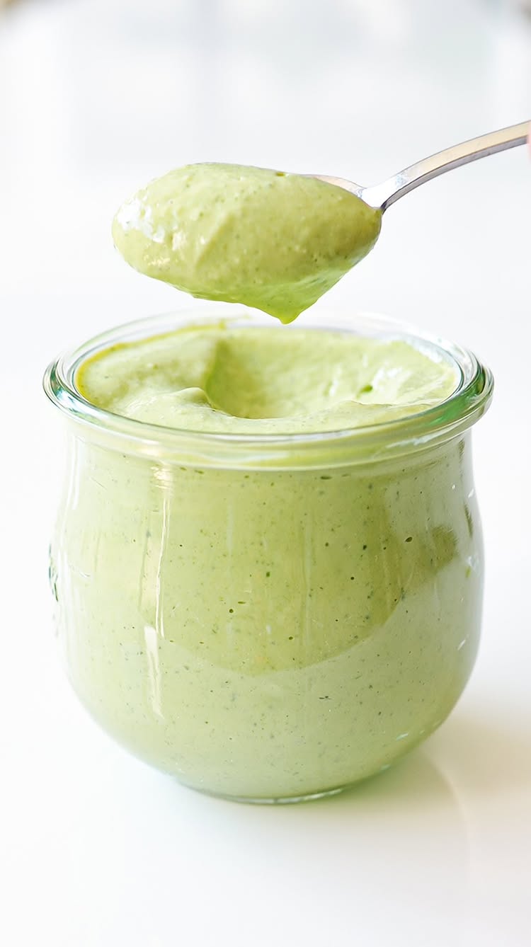 Maionese verde (proteica e apenas 25 calorias)
Essa versão de maionese pode salvar qualquer dieta. Além de ser usada para lanches, você pode usar para fazer patês, saladas ou até comer pura como uma pastinha.
📌 Salva essa receita para lembrar de fazer.
👯♀️ Marca aquele amigo que gosta de testar receitas práticas.
Ingredientes
1 pote de iogurte natural (170g)
4 ovos cozidos
1/2 colher de chá de sal (ou a gosto)
1/2 xícara de salsinha e cebolinho
🎬 siga o passo a passo do vídeo para preparar.
Se você curtiu, compartilhe essa receita com aquela pessoa que gosta de uma receita fácil e saudável.
Marque o “@“ aqui nos comentários👇
#receitafacil #receitasfaceis #receitaspraticas #receitapratica #receitas #receita #receitasfit #receitafit #receitasaudavel #receitassaudaveis #comidadeverdade #maionesefit #maionesesaudavel #maionese #maioneseverde
