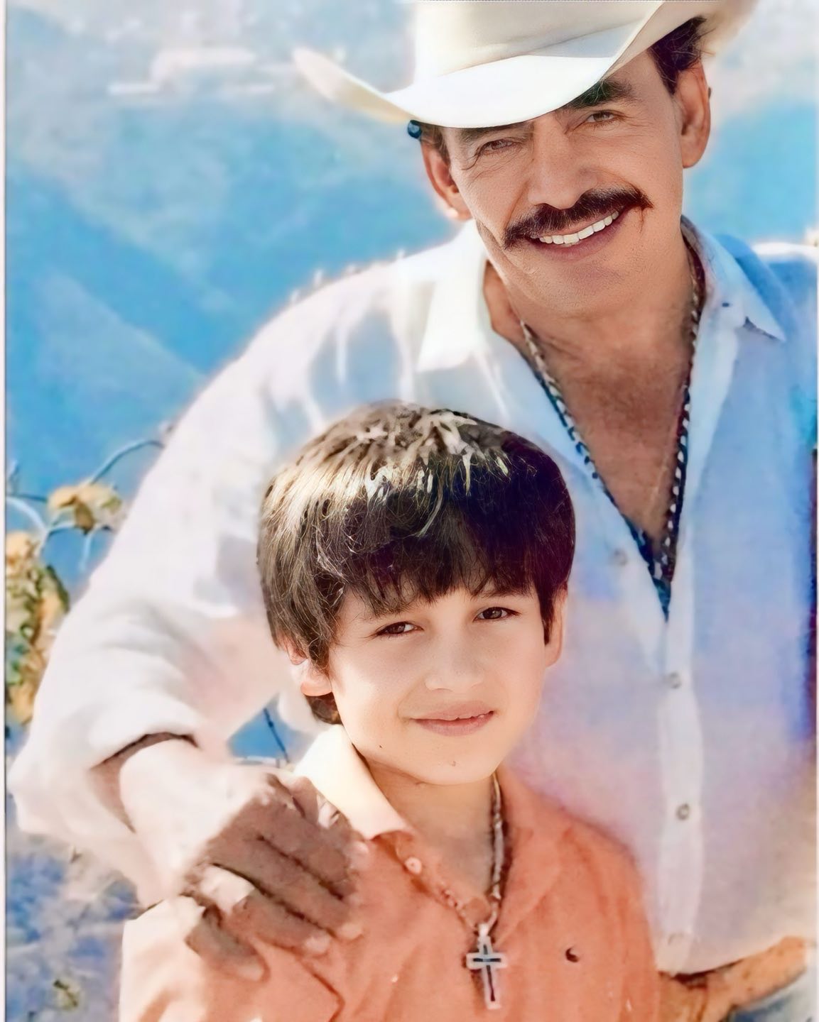 Hoy se cumplen 10 años de que te fuiste al plano de la luz ⭐️, sin duda los dos compartimos lo más sagrado y amado de mi vida, nuestro Julián, Se que hoy estás con él , en un lugar donde el alma se libera y el amor se reconoce sin barreras. Gracias por haberme dado ese maravilloso hijo , y cuando estés con él dile suavemente al oído con la ternura de un padre cuanto lo amo. , y tú Joan allá en la luz, gracias por lo que fue , por lo que nos unió , y por acompañarlo ahora donde yo no puedo alcanzarlo aún . Mientras cabalga libre y feliz con tus tres preciosos hijos en el cielo .🌟🌟🌟🌟 Aquí suspiramos y honramos sus vidas. Y tu música sigue traspasando el corazón de un público que te ama “ Más allá del Sol “☀️