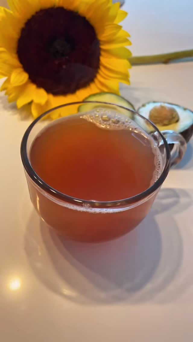 TÉ PARA ADELGAZAR: Hay hipótesis que indican que la semilla de aguacate tiene un efecto termogénico que puede contribuir a quemar grasas con más facilidad, siempre y cuando se complemente esto con una dieta saludable y ejercicio físico regular.
Para aprovechar este beneficio, según la cultura popular, se puede preparar un té utilizando una semilla triturada. El té se prepararía con medio litro de agua hirviendo y se consumiría en las meriendas o comidas, máximo tres veces al día.
#recetassaludables #remediosnaturales
#huesodeaguacate #semilladeaguacate
#avocado #winitips #skincarecommunity
#wellnesswednesday #saludnatural
#saludable #recetassaludables #recipeoftheday