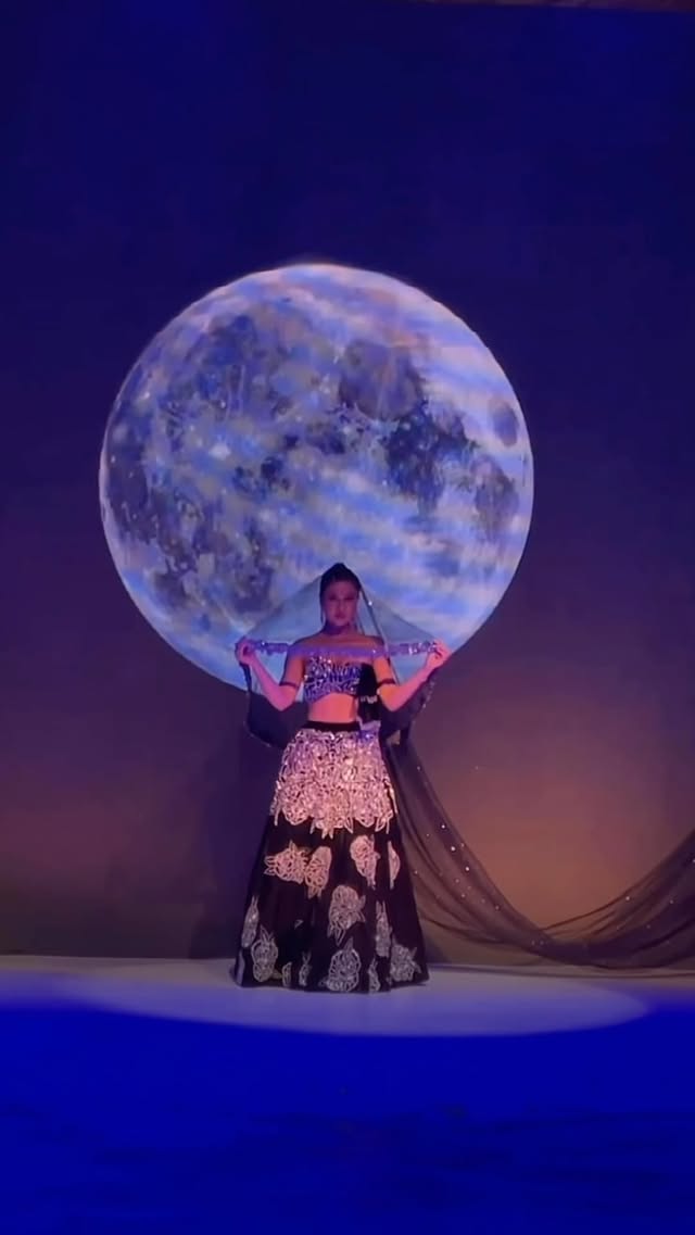 Ek chaand ki kashti mein chal paar utarna hai 🌙
Walked the ramp for
Designer :
@shivayu_official
Show @jaipurcoutureshow_official
@gauravgaur9
Managed by: @starlet_connectpr @rakkshet @piyushi_banasia @ashish_bollywood
Photography: @sunnyrajwaniphotography
Jewellery: @houseof_hunar
#ramp #jaipur #shefalibagga
