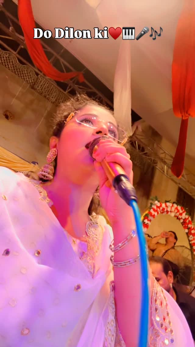 Mere dholna Sun On Benjo Instrument Live Singing 🎶🎤♥️🎹
.
.
.
#NarodhamalniLive #VoiceOfTheSoul #SufiQueen #VersatileVoice #Melody #SindhiSufiSoul #LivePerformance #SoulfulSongs #MusicWithHeart #StageQueen