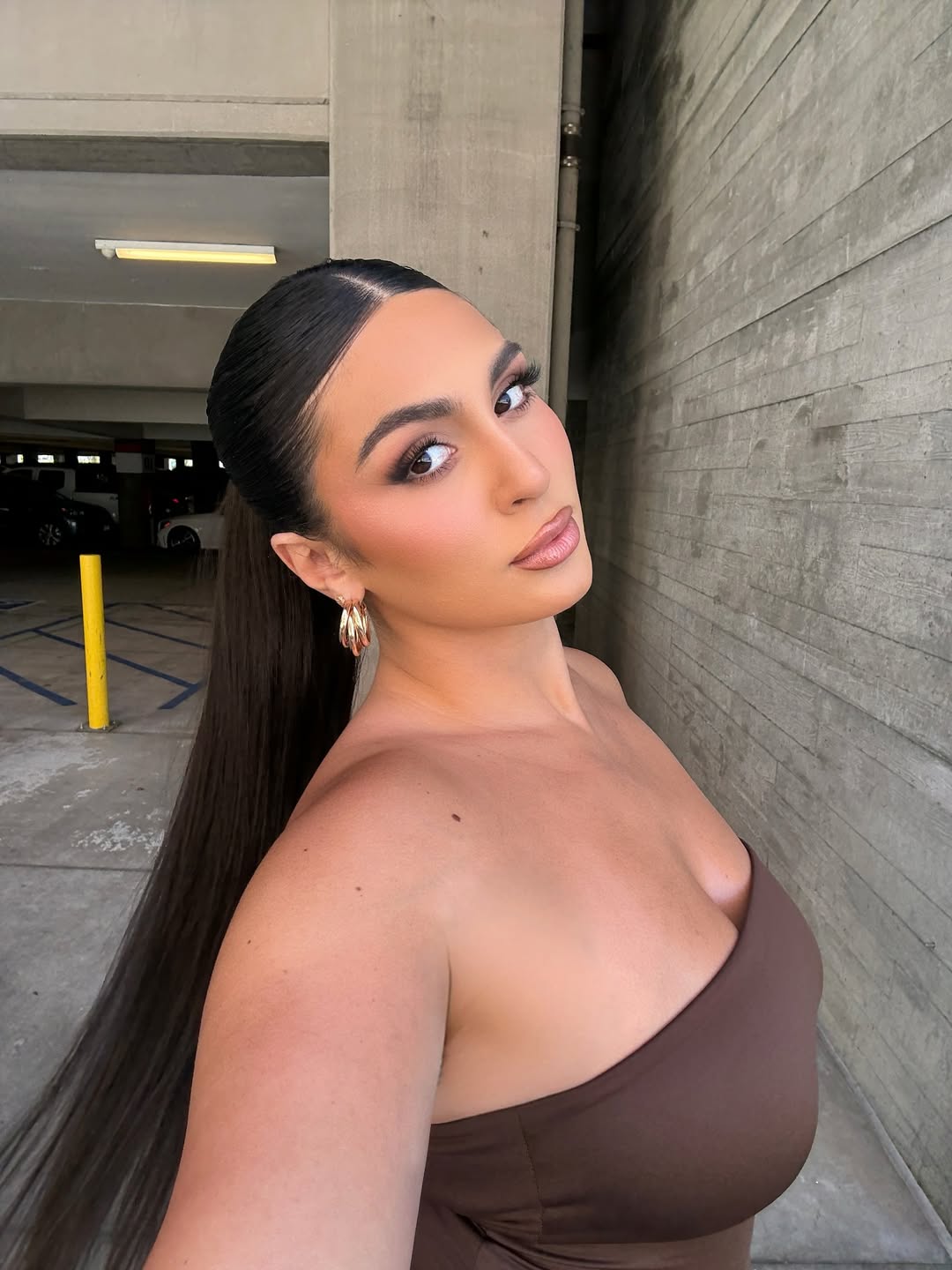 The occasion is you 🤍
•
•
•
#facecard #ponytailstyle #makeuplook