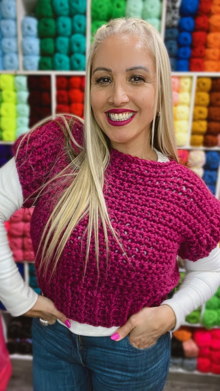 💝Feliz día tejedoras y tejedores de esta hermosa comunidad!🧶🤍
De regalo va la explicación de este chaleco fácil y practiquisimo de la genia de @sandru.tejidos 💜síganla y síganse sorprendiendo con sus tejidos ❤️🔥
.
Tejan y sean felices….
El arte sana , el arte acompaña , el arte nos une a comunidades hermosas como esta que hoy compartimos a través de las redes y muchas veces presencialmente 🕊️
.
Besos y abrazos 🥰
Andre y todo el equipo de
Floreslan villa del parque🧶🧵🪡
