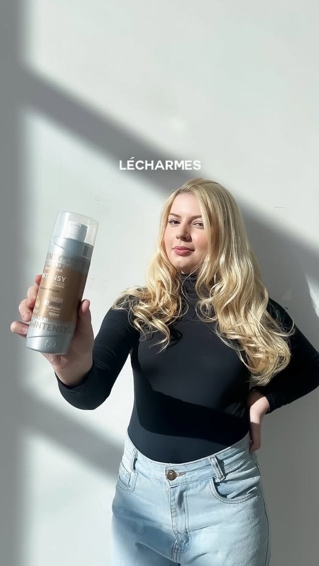 O loiro dela não passa despercebido 💛✨
É quente, radiante e cheio de personalidade.
É o Caramel Blond da LÉCHARMES elevando a beleza de quem sabe cuidar de si.
✨ Brilho de longe
✨ Tom caramelado irresistível
✨ Maciez que se sente no olhar
Porque o loiro dela é tão incrível quanto ela.
Quem vê, admira. Quem sente, não esquece.
#LoiroCaramelado #CaramelBlond #LécharmesOficial #LoiroPoderoso