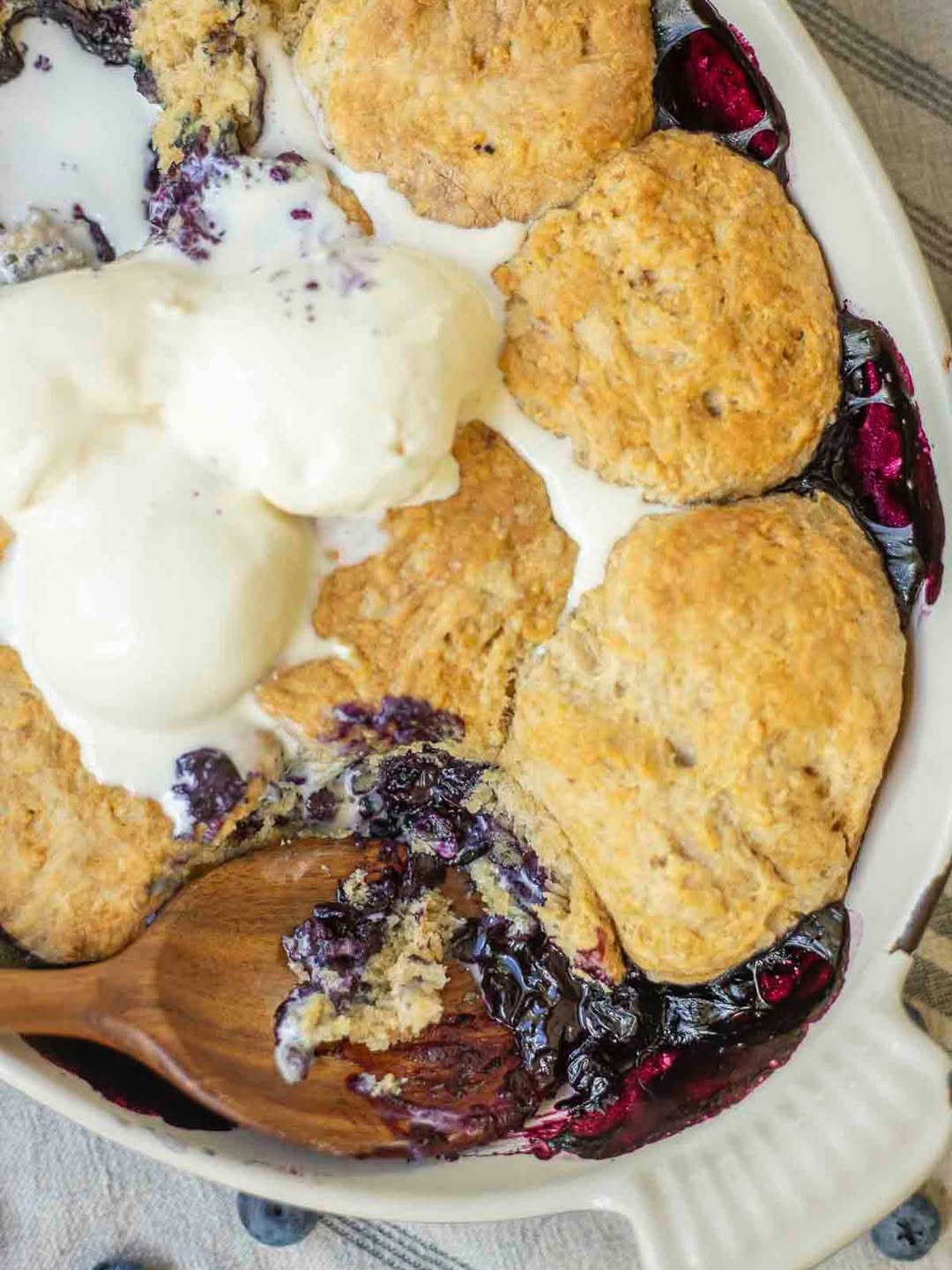 Comment BLUEBERRY👇🏻🫐
Sourdough blueberry cobbler combines fresh or frozen blueberries with butter and a hint of sweetness, topped with sourdough biscuits and baked until golden brown. This irresistible dessert is a family favorite 😍
#blueberryrecipes #summerrecipes