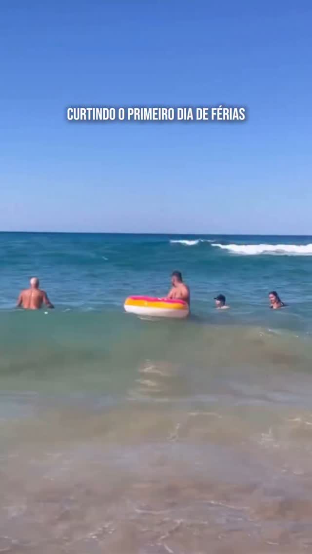 O homem nasce bom, acordar sem motivo 7h da manhã NAS FÉRIAS é o que o corrompe.
