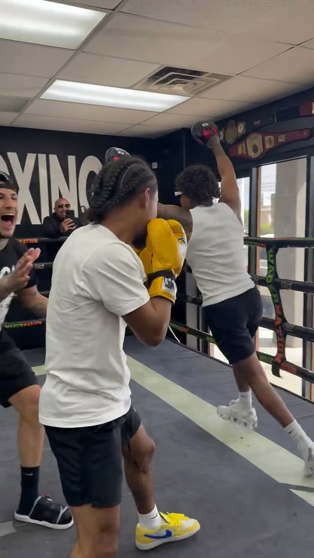 NEWMAN X VARGAS DYNASTY 🏀🥊 @oblivionssw Vs @juliannewman4 @thenewmanfamily @adinross Let The Best Man Win !!
🏆 @vargasdynasty_ @vargasboxinglv
