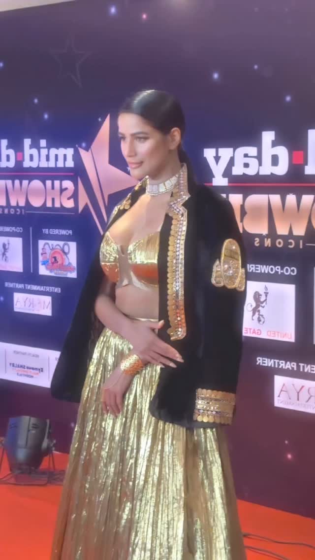 Warning: May cause sudden jaw drops 😜💋
.
.
.
Styled by - @camy1411
Wearing - @ashnavaswaniofficial
Jewellery - @the_jewel_gallery