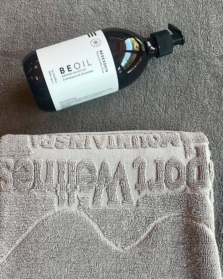 ⸻
En la altura, el cuerpo escucha mejor.
La mente se silencia, la piel respira, y todo lo que sobra… se suelta.
Beoil Detox Skintox
Una fórmula botánica con lemongrass y geranio que activa la circulación, purifica con respeto y acompaña procesos de liberación profunda.
No es solo un aceite, es un gesto de regreso al centro.
En el corazón del Pirineo, a 1.850 m,
SeaSkin Life habita el Sport Wellness Mountain Spa
como una experiencia que honra la piel, la energía y el silencio interior.
@sport.hotel.hermitage Andorra. Soldeu
⸻
At high altitude, the body listens more clearly.
The mind quiets down, the skin breathes, and everything unnecessary… is released.
Beoil Detox Skintox
A botanical formula with lemongrass and geranium that activates circulation, purifies gently, and supports deep release.
Not just an oil — a ritual to return to your center.
At the heart of the Pyrenees, 1,850 m above sea level,
SeaSkin Life inhabits the Sport Wellness Mountain Spa
as an experience that honors skin, energy, and inner stillness.
⸻
En altitude, le corps entend mieux.
L’esprit se calme, la peau respire, et tout ce qui pèse… s’allège.
Beoil Detox Skintox
Une formule botanique au lemongrass et géranium qui active la circulation, purifie avec douceur et accompagne les processus de libération profonde.
Ce n’est pas qu’une huile — c’est un rituel de retour à soi.
Au cœur des Pyrénées, à 1 850 m d’altitude,
SeaSkin Life habite le Sport Wellness Mountain Spa
comme une expérience qui honore la peau, l’énergie et le silence intérieur.
⸻
A l’altura, el cos escolta millor.
La ment calla, la pell respira i tot el que pesa… s’allibera.
Beoil Detox Skintox
Una fórmula botànica amb llimona i gerani que activa la circulació, purifica amb respecte i acompanya processos de depuració profunda.
No és només un oli — és un ritual per tornar al centre.
Al cor del Pirineu, a 1.850 m,
SeaSkin Life habita el Sport Wellness Mountain Spa
com una experiència que honra la pell, l’energia i el silenci interior.
⸻
#SeaSkinLife #RitualesDeAltura #BeautyThatLetsGo #HermitageAndorra #WellnessElevado #AltitudeRituals #BienÊtreÉlevé #SensorialDetox #LuxuryWellness #RitualsEnAlçada