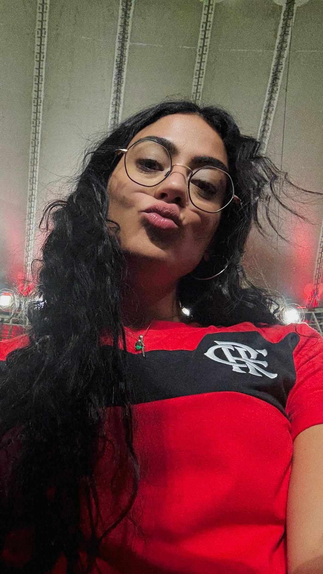 QUE DIA!!! Que experiência! 🥹
Ontem eu fui ao Maraca… juro que fui trabalhar, apesar de não parecer 😂😂😂 Mas, óbvio que uni o útil ao agradável: divulguei #JogoCruzado e ainda torci pelo meu time do coração. ♥️
Conversei com a maravilhosa @danielaboaventura :) Foi tão rico e importante pra mim. Ela foi minha referência pra compor a personagem. Fiquei um dia inteiro na cola dela, perguntando, observando, aprendendo e ouvindo.
Ouvindo muito!
Ela me ensinou muito sobre o machismo nesse meio, sobre força, resiliência. Uma das tantas mulheres que conseguem sobreviver e ser respeitadas nesse universo tão masculinizado. Onde, mais do que nunca, a informação é poder. O estudo, o preparo, o comprometimento com a verdade.
Onde é necessário estar 24 horas por dia, 7 dias por semana, antenada nos últimos acontecimentos. Onde é preciso se impor muito e falar com voz impostada, quase grossa, pra ser no mínimo ouvida.
Admiro e celebro todas as mulheres que trabalham no universo do jornalismo esportivo e do futebol.
A Dani inclusive me confessou que tem muito da Elisa… até no jeito desbocado, na necessidade de se montar e no tal sincericídio! 🙃🤣🙌🏻
Foi ótimo participar da Flamengo TV, junto com a minha amiga e parceira de vida @_linedias, que está arrasando em #JogoCruzado.
Foi incrível assistir ao trailer da série no intervalo do jogo. Fiquei doida! Ficamos, né Aline? 🤯
E que jogo, gente! Que jogão! Vocês conseguem ver aí um pouquinho das minhas reações durante a partida. É como eu digo: eu não sei brincar. Sou intensa, apaixonada, emocionada. Levo tudo a sério 😂
Prometo que trago um vídeo só com as minhas reações outro dia. O @nevs____ passou o jogo inteiro rindo de mim e dizendo o quanto eu sou intensa em todas as áreas da vida.
Foi incrível, incrível, incrível! Vencemos!!! É FLAMENGO, P***! 🔴⚫️ Que experiência maravilhosa. Obrigada a todos os envolvidos. ♥️
Deixando claro que, apesar da torcida e das brincadeiras, respeito todos os times, todas as torcidas, e viva a diferença com amor!
E assistam Jogo Cruzado, meu povo! Fiz campanha até no estádio, porque acredito muito nesse projeto e quero muito que venha uma segunda temporada. 🙌🏼