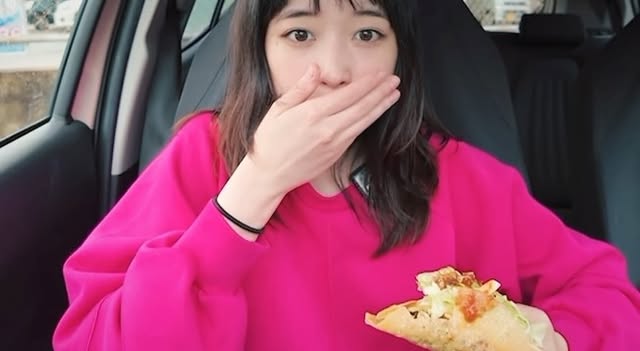 ASMR(※音量注意⚠️)
車の中で1人黙々とタコス食べた思い出🌮容器の上で食べてます、ボロボロでごめんね
さてはて今日から沖縄モード🌊
明日のツアーファイナルに向けて沖縄気分全開で行きますっ
#キングタコス (小声)