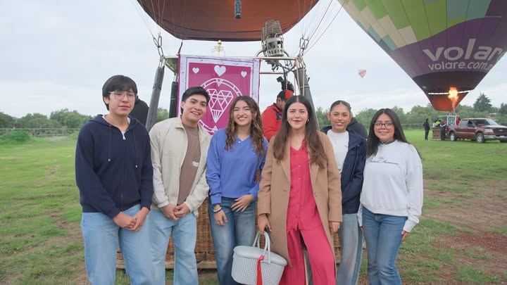Ser Polinesio es más que pertenecer a una comunidad. Es una forma de vida. Es celebrar el amor sin condiciones, la libertad de ser quienes somos, la creatividad que nos une y la fuerza de una unión que ha crecido con el tiempo.
Hoy, después de 14 años caminando juntos, solo podemos decir: gracias. Gracias por cada risa compartida, por cada mensaje de aliento, por cada sueño que se hizo más fuerte porque lo soñamos juntos.
Han pasado 14 años desde que empezó este viaje. Éramos solo tres soñadores con una cámara, una idea y el corazón lleno de ilusión. Nunca imaginamos que lo que estábamos creando sería un refugio para tantos corazones alrededor del mundo. Ustedes convirtieron este sueño en un hogar.
Gracias por confiar, por crecer con nosotros, por seguir aquí. Gracias por enseñarnos que la familia no siempre se elige, pero sí se construye, paso a paso, con amor. Ustedes nos han acompañado en nuestras caídas, en nuestras victorias, en los cambios, en los retos… y sobre todo, en la vida.
Ser Polinesio es vivir con los ojos bien abiertos y el alma despierta. Es saber que, aunque el mundo cambie, hay un lugar al que siempre se puede volver.
Hoy celebramos 14 años de historia. Y lo mejor… es que lo más hermoso aún está por escribirse 🩷👐🏻💜👐🏾💚👐🏼