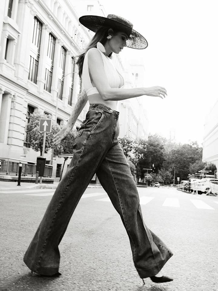 Un domingo cualquiera 💃🏻
Top @enziagebridal @fabracomunicacion
Vaquero @guessjeans @ehmoda
Sombrero y pendientes @mimokishop
Gafas @ysl
Stylist @veronicasuarez
Skincare @oceanbymarsaura
