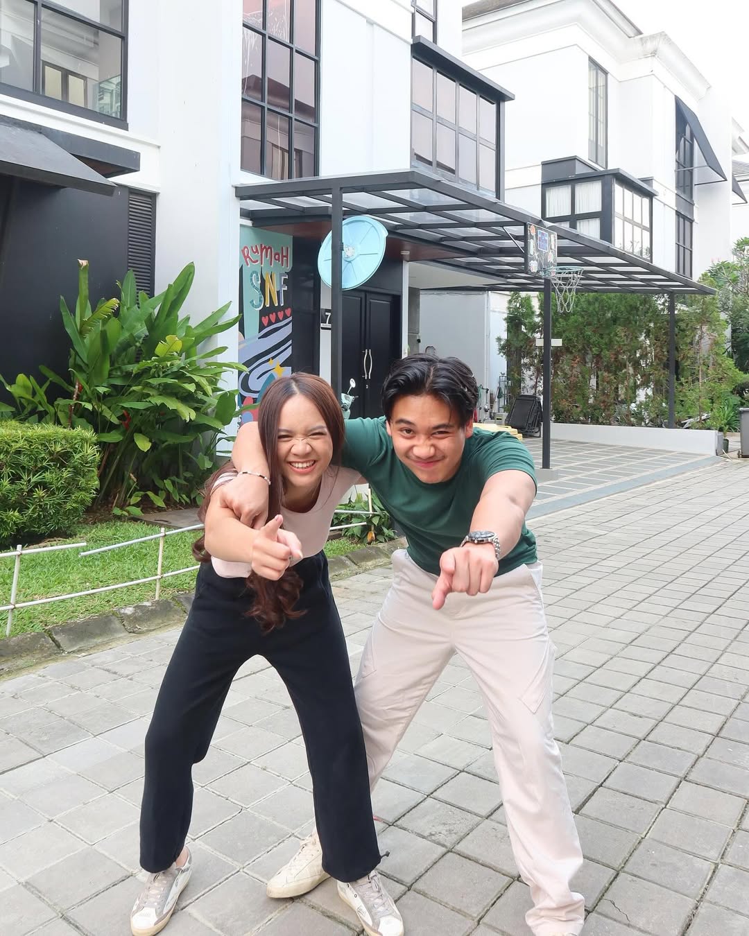 Kalo disuruh foto berdua ngga ada yang bisa serius,Kalau ngga berantem… yaa becanda terus kerjaannya,hasil fotonya pun terserah🫣😂
@ney_neo @bevan.putera 🤍🫶🏻