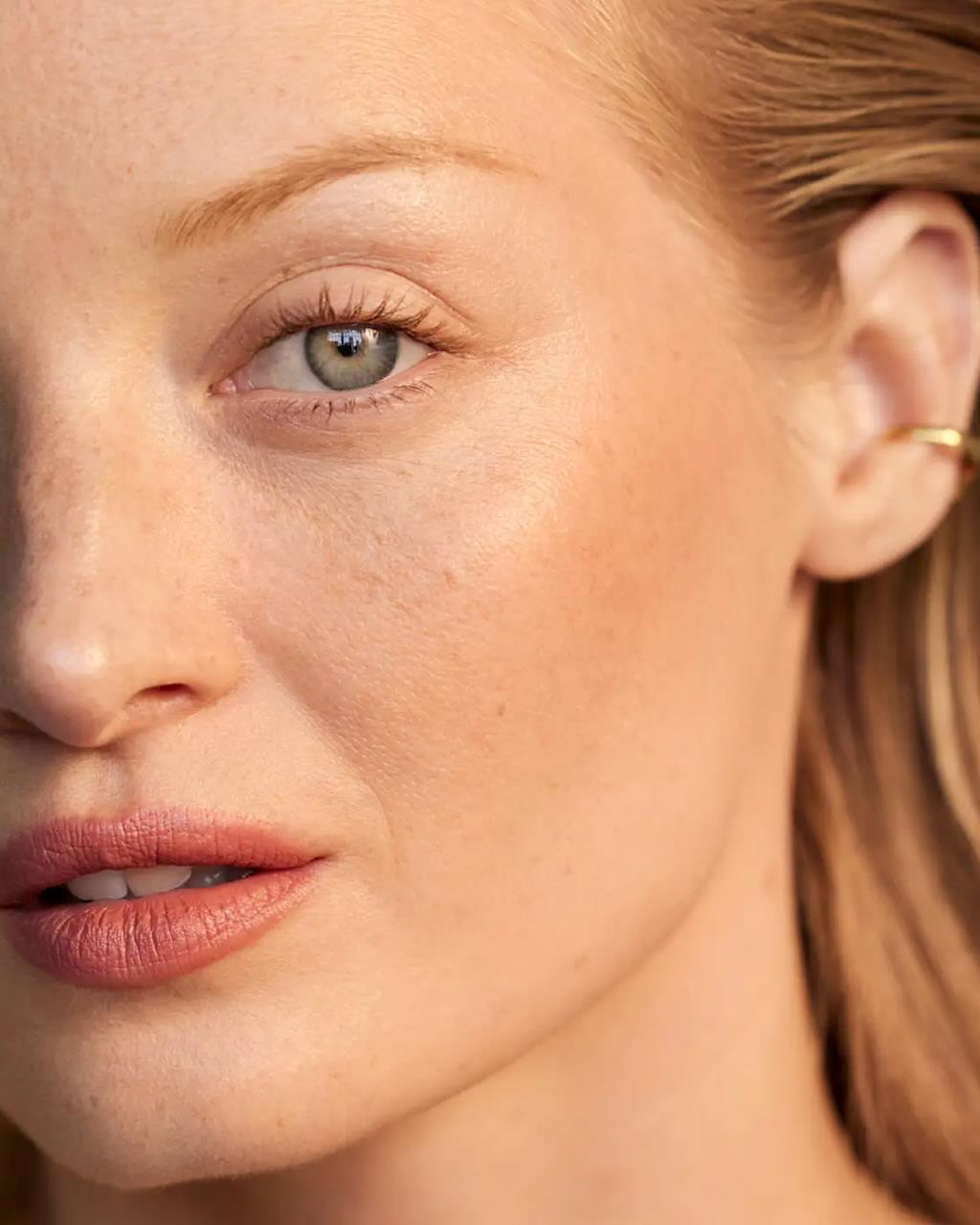 Softlight Concealer’s deeper shades sculpt with breathable texture, buildable pigment and a skin-like finish—seamlessly enhancing the face’s natural structure.
#SkinFirstMakeup #RoseInc