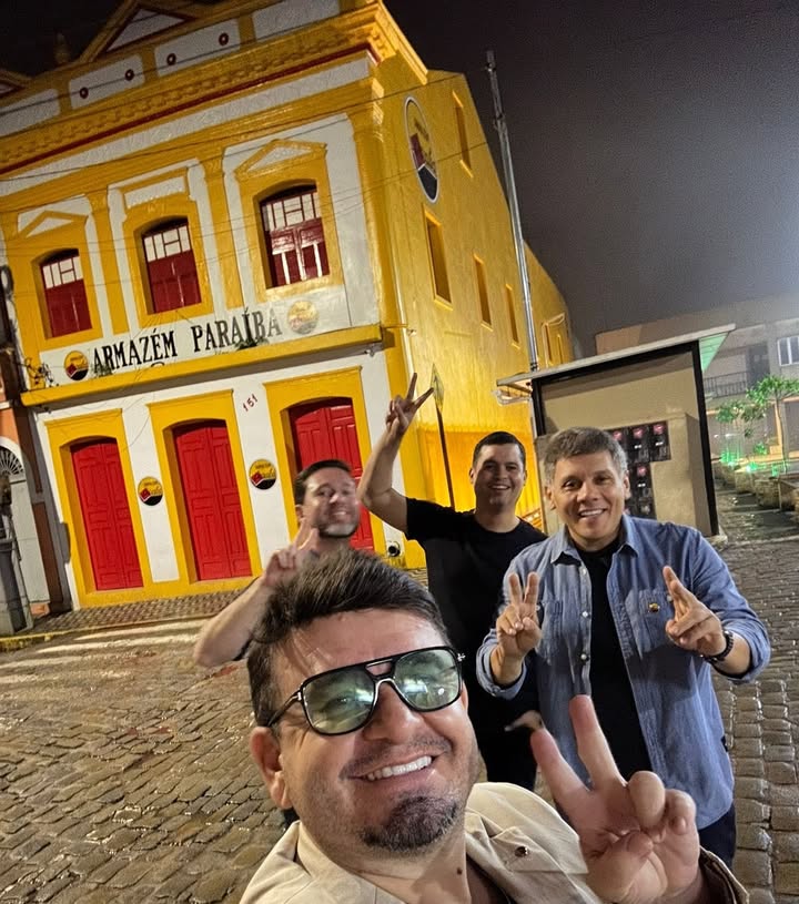 Acorda, meu povo! 🌞
Hoje o trabalho é com esses amigos incríveis. Que seja um sábado abençoado! @fabinhosofrencia @carlosherrerajpa @felipevalerianopb