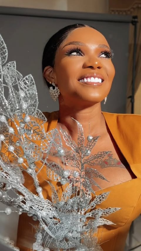 Smile often, laugh always, ❤️❤️Queen Mother
My beautiful outfit @mubrikluxury_
Hair @cacosahair
Mua @slayoncy_mua
Hairstylist @tgoldhair
Earrings @wowaccessorries
📸 @abiola_lens