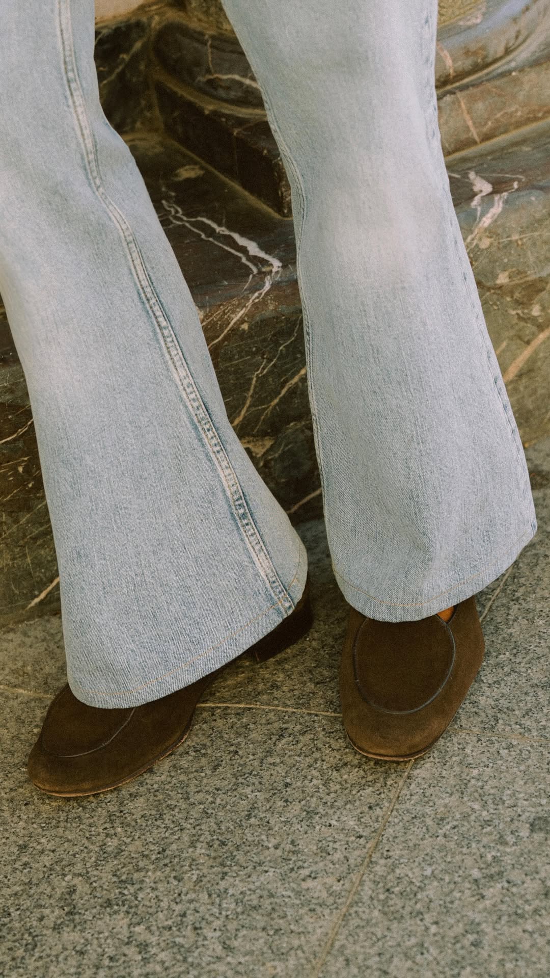 👖🤯 Try the ’70s flared style. How do they look on me?
I had never worn anything like this before — honestly, I thought it wasn’t for me.
But these light blue flared jeans really surprised me.
I paired them with a striped shirt in the same tone, loafers, a belt, and a white zirzuca blazer, handmade in Guatemala.
A mix of retro and craftsmanship.
Would you wear it?
——————
🇪🇸 Pantalones acampanados de los años 70… Cómo se me ven?
Nunca había usado uno, y sinceramente, pensé que no era para mí.
Pero este vaquero azul claro me sorprendió.
Lo combiné con una camisa de rayas del mismo tono, mocasines, cinturón y una americana blanca de zirzuca, hecha a mano en Guatemala.
Una mezcla entre lo retro y lo artesanal.
¿Te lo pondrías tú?
#asmr #mensfashion #suitstyle