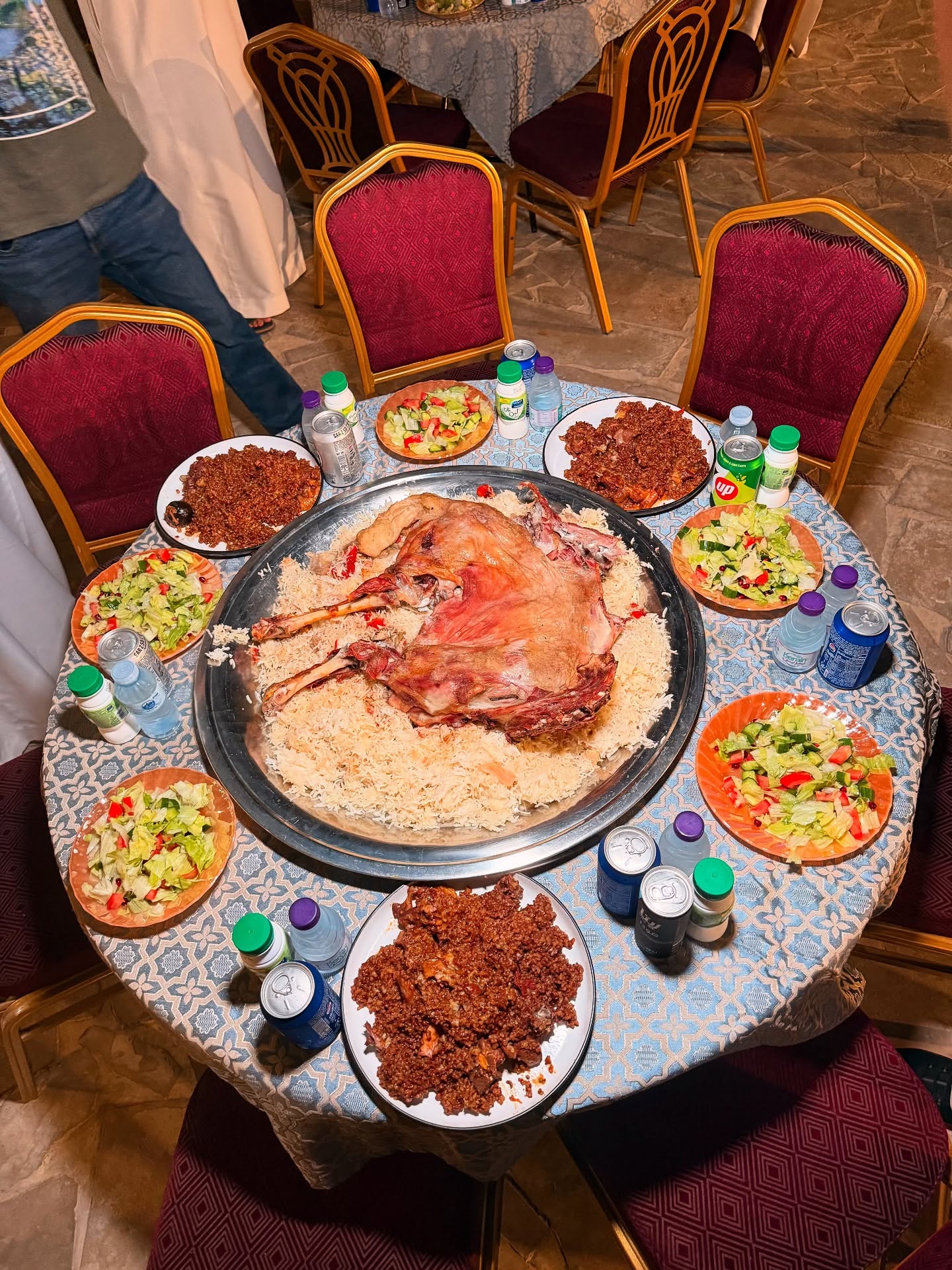 “المندي الحساوي”
“الرز الحساوي”
“المفلق الحساوي”
🌴🌴🌴
أرض أهلها كرماء، وناسها راعين واجب وسعة صدر 🌟
الـرز الحساوي الأحمر يُعد فخر الإنتاج الزراعي في المنطقة الشرقية،
ويُعتبر من أغلى أنواع الأرز في العالم 🌾🔥
وفوائده الصحية عظيمة وتفرّده ما له مثيل بين كل أنواع الأرز 🌍❤️
أما المندي الحساوي.. فهو صدمة من الطعم 😍
ريحة السعف وتدخين النخل تـدوّخك من أول لقمة 🔥🌴
والطبخ في الأحساء له نفس مختلف، يحكي حكاية الأرض وأهلها 👩🍳🧡
اللي ما زار الأحساء، فاته الكثير من جمال تجربة الطعام والغذاء ✨🍽️
#الأحساء
#طعم_السعودية