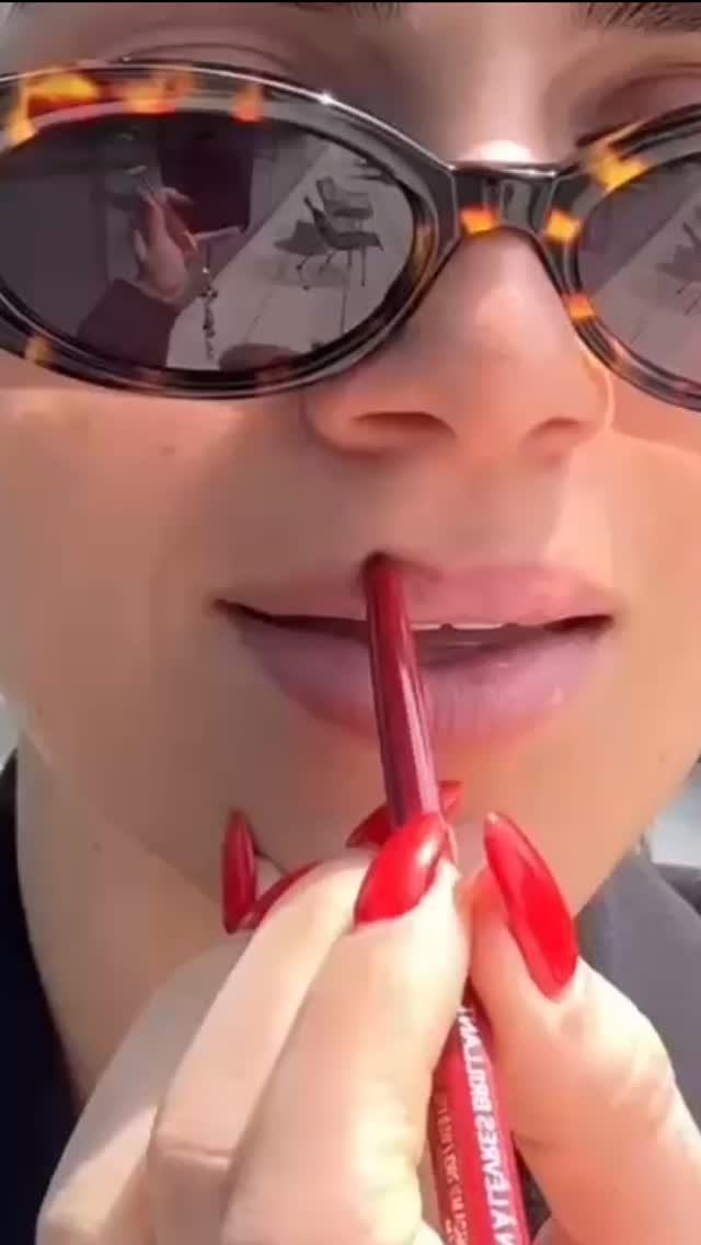 Todo listo y perfecto para salir a ese planazo que tanto esperabas. Y para un acierto asegurado... Siempre sí al rojo😉
💋 NUEVO #MACLipglazer en el tono Ribbon
#MACLipcombo