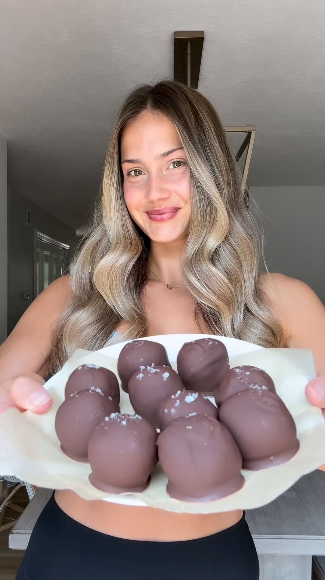 Viral brownie balls 10/10 worth the hype 🍫🍫🍫
IB: @elllgibson
Comment RECIPE and I’ll message you the full recipe!
These are gluten-free, can easily be made dairy-free, refined sugar-free and taste so decadent 🤤 I’ve been loving them as a pre-workout snack in the morning!
1.5 cups medjool dates (pitted)
2 tbsp almond flour
3 tbsp cocoa powder
1 scoop protein powder (I used Flavcity brownie batter flavor, code: CALLA)
2 tbsp honey
2 tbsp nut butter of choice (I used sunflower seed butter)
1 tsp vanilla extract
Pinch sea salt
For chocolate coating:
¾ cup chocolate chips
1 heaping tsp coconut oil
Flakey sea salt for topping
Add all brownie ball ingredients to a food processor or blender and blend until fully combined
Roll dough into balls (this makes 8-10 large balls or up to 20 smaller) and set onto a parchment paper lined tray or plate
Set in the freezer while you melt your chocolate
Add chocolate and coconut oil to a bowl and melt in 30 sec intervals, stirring between each, until fully melted
Dip each brownie ball into melted chocolate, top with sea salt, and set back onto tray/plate
Set in the freezer until chocolate hardens - about 15-20 min
https://callascleaneats.com/viral-healthy-brownie-balls-gluten-free-high-protein/
#easyrecipe #healthyrecipe #brownies #energyballs #healthydessert #glutenfree #callascleaneats #cleaneating #lowsugar #highprotein #healthyfood #dates #chocolate #preworkout #proteinrecipes #proteinsnack