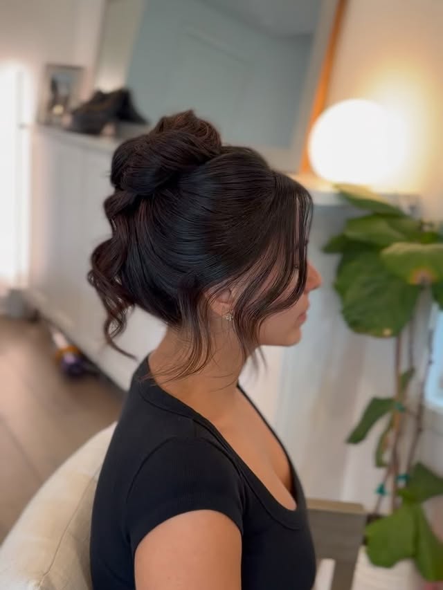 ☀️ Summer vibes and the heat is on?
An updo is not just chic — it’s the perfect way to stay cool too!
Let us take care of your hair, and you just enjoy looking flawless 💁♀️
☀️تابستونه؟ گرما زیاده؟
شینیون بالای سر هم شیکه، هم خنککننده!
همهچی مرتبه، فقط کافیه موهاتو بسپری دست ما 💁♀️
#شینیون_اروپایی #تابستونی