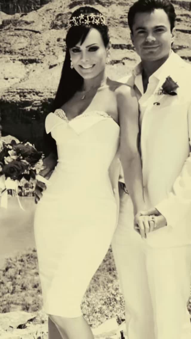 28 años a tu lado... y sigo eligiéndote cada día.
Gracias, papito, @marco_chaconf por caminar conmigo en lo bueno y en lo difícil, por sostenerme con tu amor cuando la vida dolió, y por regalarme risas, paciencia y abrigo
para el alma.
Hemos crecido, hemos cambiado, pero lo esencial sique intacto: el amor, el respeto y la certeza de que estamos hechos el uno para el otro.
Gracias también por el inmenso amor que le diste a Julián, por quererlo, cuidarlo y acompañarlo con el corazón.
Fuiste para él un ejemplo, un apoyo, una presencia amorosa y constante.
Sé que donde él esta, te lo agradece y te lleva en el alma.
No sé cómo será el futuro, pero si estás tú, todo vale la pena.
Gracias por estos 28 años de vida
compartida a mi lado.
Que Dios siga guiándonos y bendiciendo
este amor.
Te amo profundamente.