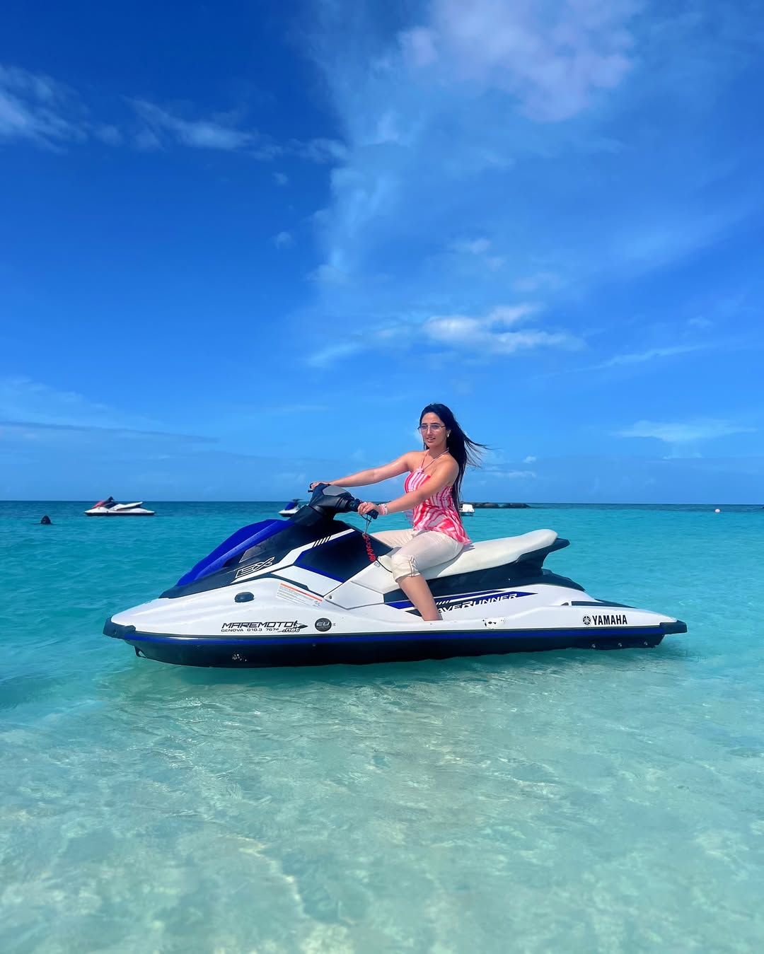 Fun watersports, giving Nani her first jetski ride, sipping on fresh coconut water & enjoying the beach vibe- that’s what my day in maldives looks like🤍✨
@fushifaru @pickyourtrail @bestdivesmaldives @islandmoments.mv #SuperHitHoliday
.
.
Wearing @nefsfinds
Styled by @stylingyour_soul01