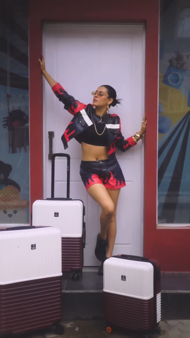 Travel in style!💼😉
.
@nasher_miles
#TravelInStyle #NasherMiles
@platformcreatorsentertainment
.
.
Outfits: @rajatmanchanda_
Location: @hlvfilmcity
.
#ishamalviya #trendingnow #fashion #luggage #bags #fyp #style