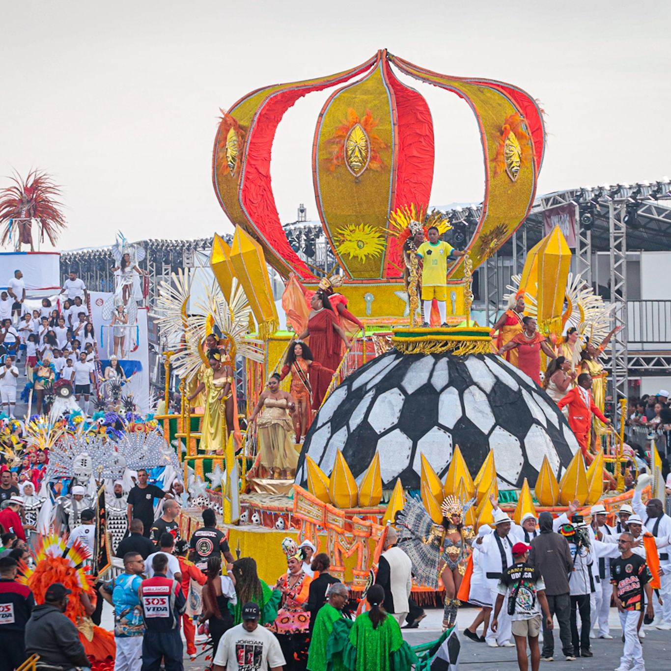 IMPERATRIZ LANÇA OFICIALMENTE O ENREDO PARA 2026 EM GRANDE FEIJOADA E 12 HORAS DE SAMBA
PORTO ALEGRE |GRUPO OURO
Prepare o seu domingo: no dia 20 de julho, a Imperatriz Dona Leopoldina promove uma super feijoada com o lançamento oficial do enredo para o Carnaval 2026.
A Rainha da Zona Norte apresenta “Nos Saltos da Vida, Desfila Evandro Hazzy – O Deus da Beleza”, proposta que promete movimentar o Grupo Ouro de Porto Alegre com ousadia e elegância.
A festa na quadra começa ao meio-dia e celebra a força cultural da comunidade laranja. Serão 12 horas de samba com show nacional de Herlon do Banjo, além dos grupos Bom Partido, Papo de Samba e DJ Padilha.
Mais informações estão disponíveis nas redes da Imperatriz.
📷: Alex Rocha/PMPA
#imperatrizdonaleopoldina
#carnavalpoa2026
#feijoada
#grupourotoya
#carnavalenfoco