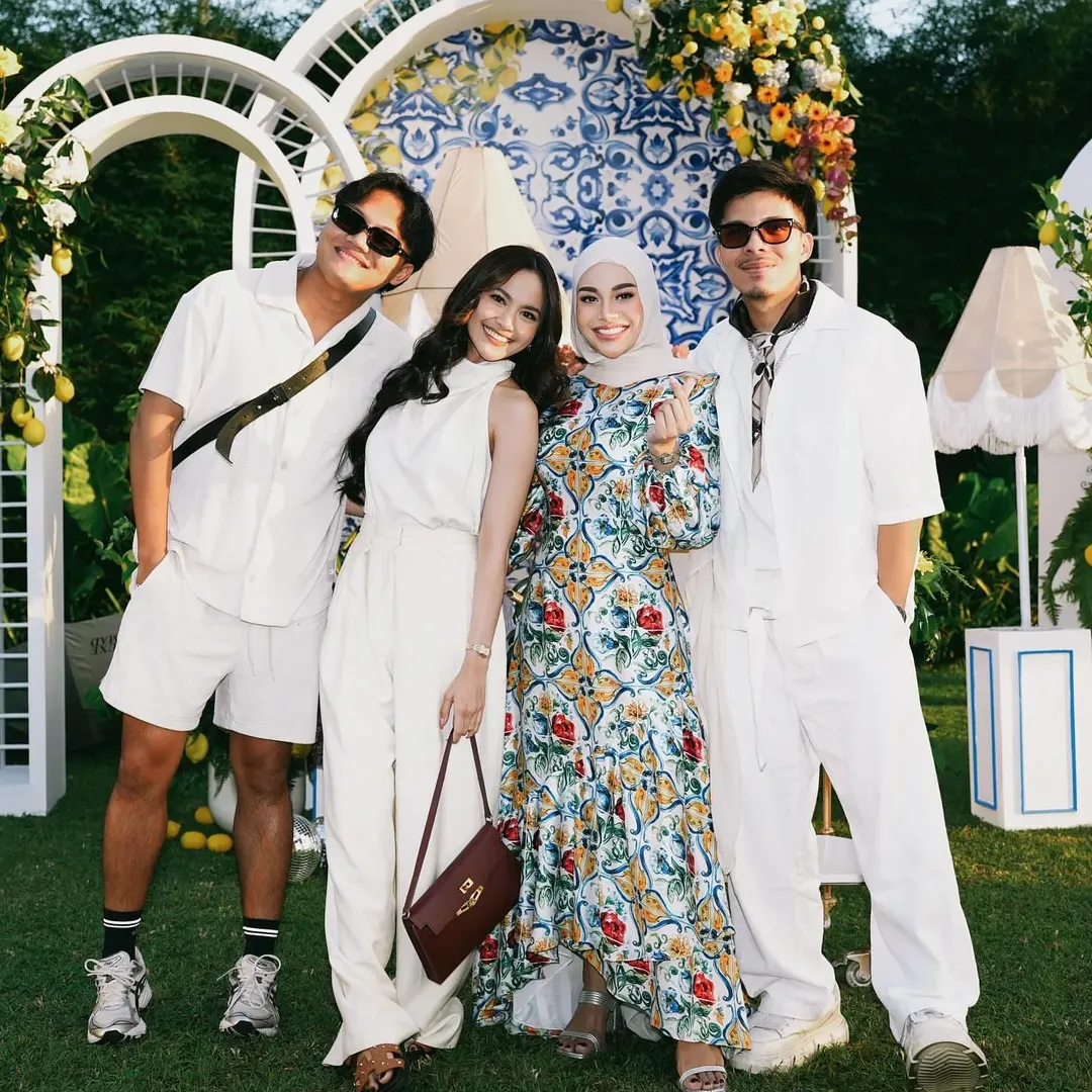 Happy birthday mama nur @aurelie.hermansyah 🎂💐
#MahaliniRaharja #RizkyFebian #aureliehermansyah #attahalilintar