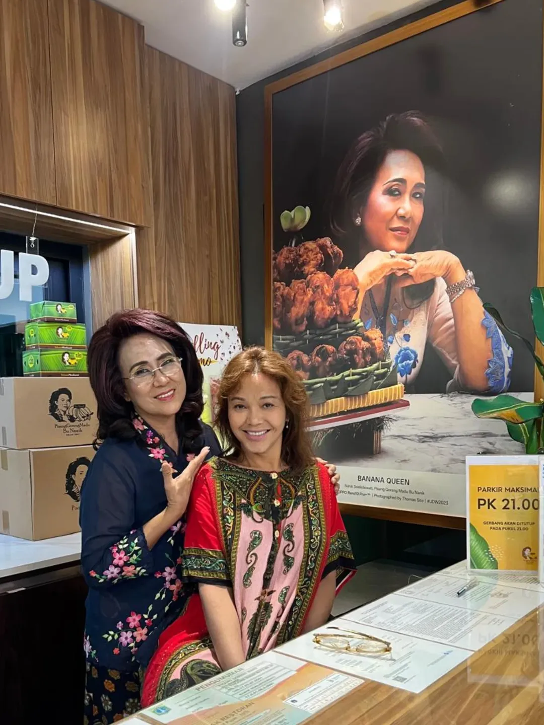 Bu Nanik bersama Bunda Corla @corla_2
Kemarin ada yang sampai foto bareng jugaa 🥰
Kesayangan siapa niih??