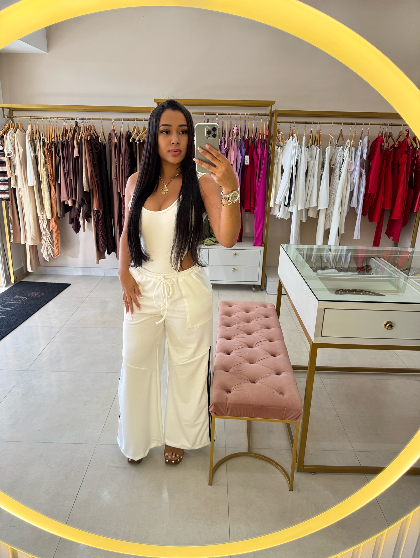 . Lookconfortável e cheio de estilo! ✨🖤 Aqui na Letycia Closet você encontra peças que valorizam sua beleza e te deixam pronta pra qualquer ocasião. Vem conferir!”
R$ 225.00
Tamanhos P M e G
Cores: Preto e Branco