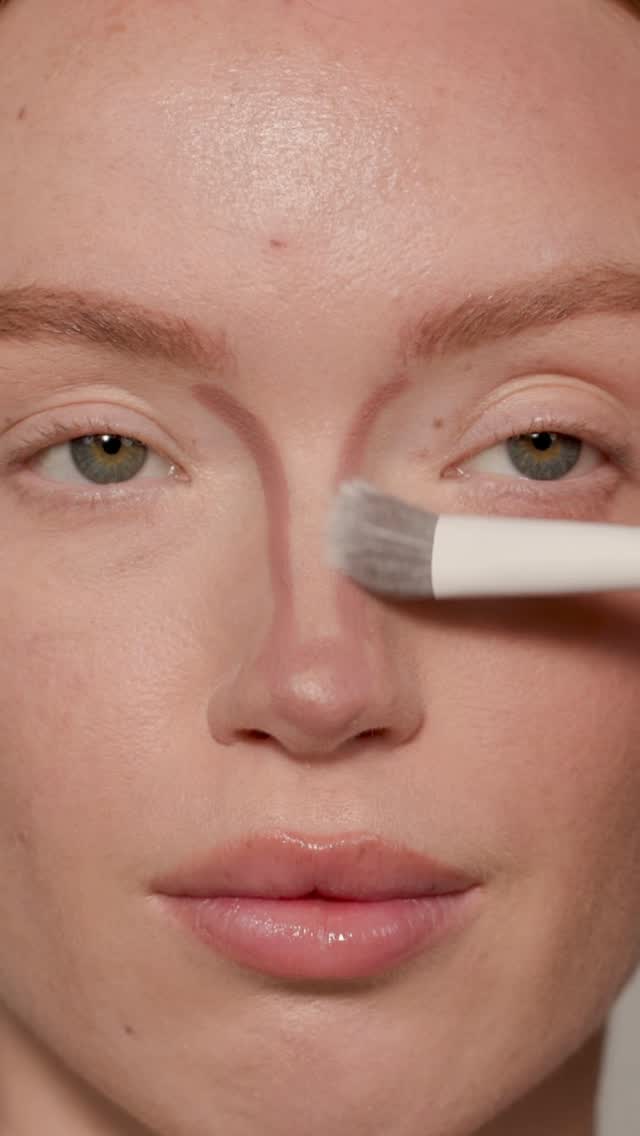 Button nose contour using our NEW Shapelifter Micro Contour Stick in ‘Tapered’, blending with the M131 brush ✏️
For extra precision, use the built-in sharpener for more chiseled looking effects ⭐ #Shapelifter