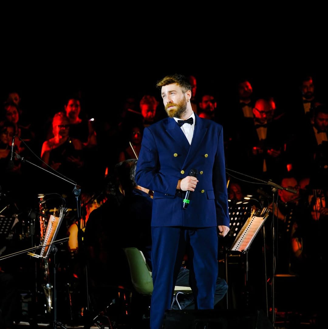 Che serata incredibile ieri al Teatro Greco di Siracusa.
Un omaggio al grande Maestro Ennio Morricone che ci ha fatto vibrare tutti.
Ancora emozionato, ancora grato.
Grazie alle 5.000 anime che erano lì con noi, al @coroliricosiciliano, alla @filarmonicadellacalabria e @mariafrancescamazzarasoprano per la potenza, la bellezza, la verità della musica.
Ci vediamo il 2 agosto a Taormina… e non vedo l’ora. ❣️
#Morricone #TeatroGrecoSiracusa #Concerto #MusicaDalVivo #Emozioni #Gratitudine #Siracusa #Taormina2025 #CoroLiricoSiciliano #FilarmonicaDellaCalabria #EstateItaliana #Lorenzolicitra