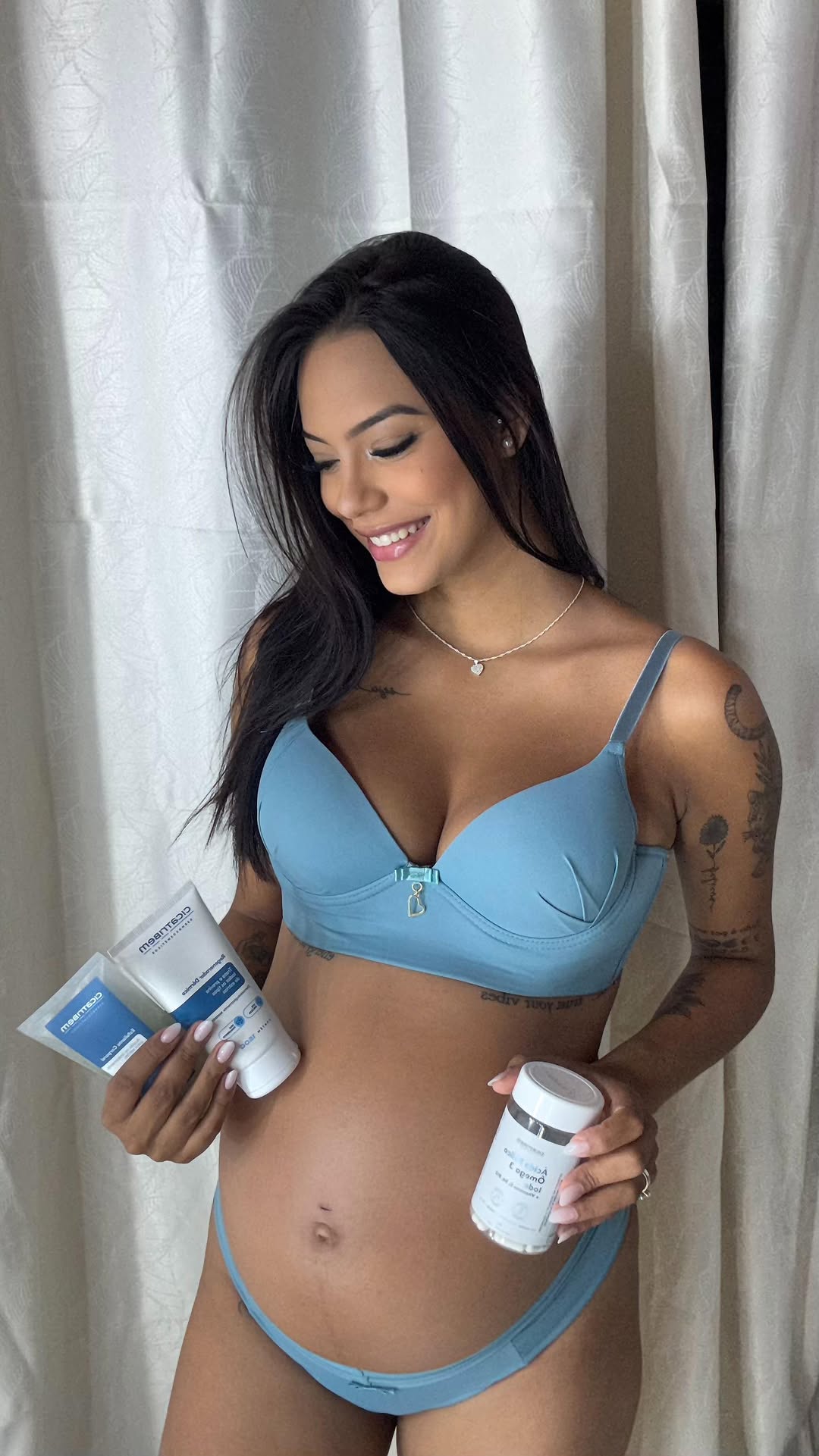 O corpo muda (e como muda! rs)…
Mas com os cuidados certos, tudo fica mais leve.💙
Tô usando a linha da @cicatribem que é liberada pra gestante e tem me ajudado muuuito:
💊 Ácido fólico + ômega 3
🧴 Creme regenerador pra prevenir estrias
🧽 E o esfoliante corporal que é mara!
Cuidando de mim enquanto cuido de quem tá chegando 💕
#publi #Cicatribem #GravidezReal #CuidadoComAmor
#maternidadereal💖💙 #gravidez #mamãedeprimeiraviagem