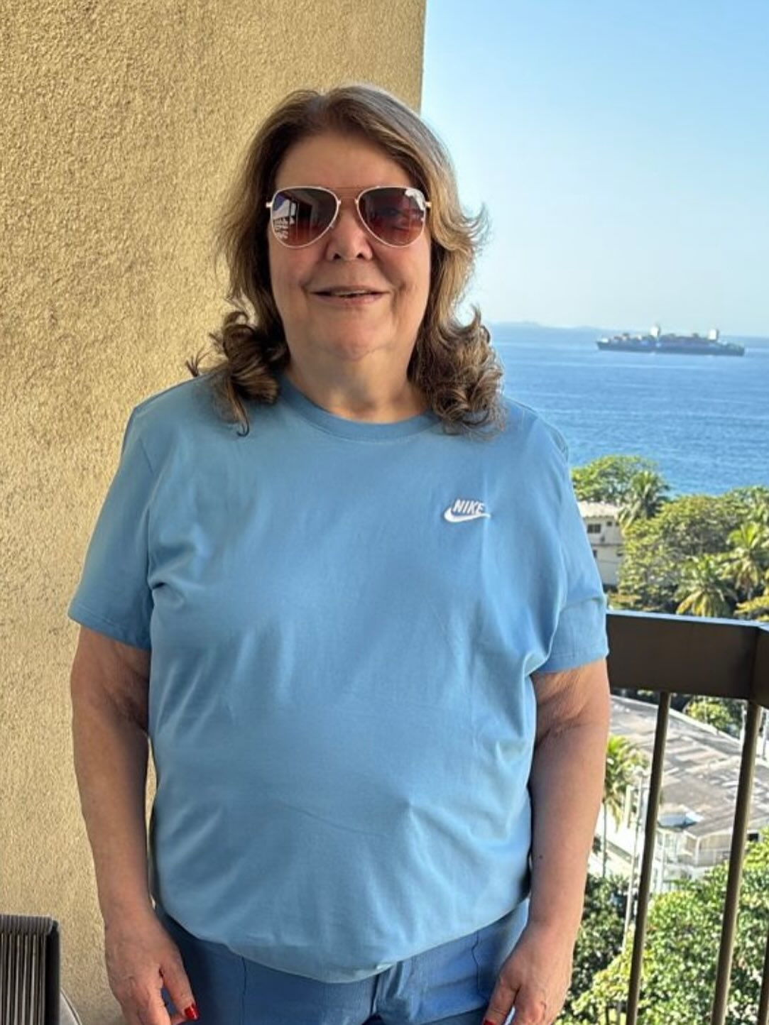 Brindar a sua saúde, querida Cecília! Viva! Irmãos se assemelham ao significado de cada um dos dedos, com as suas importâncias, os seus jeitos, os seus valores, Deus não fez ninguém exatamente igual ao outro, você, Cecilia, reúne qualidades tão bonitas que fazem ser esta criatura tão especial em nossas caminhadas! Curta a sua terça feira, comemoraremos juntos, unidos como sempre, com amor e alegria, muita luz neste novo ciclo de sua vida! Felicidades e bençãos, Cecilia!