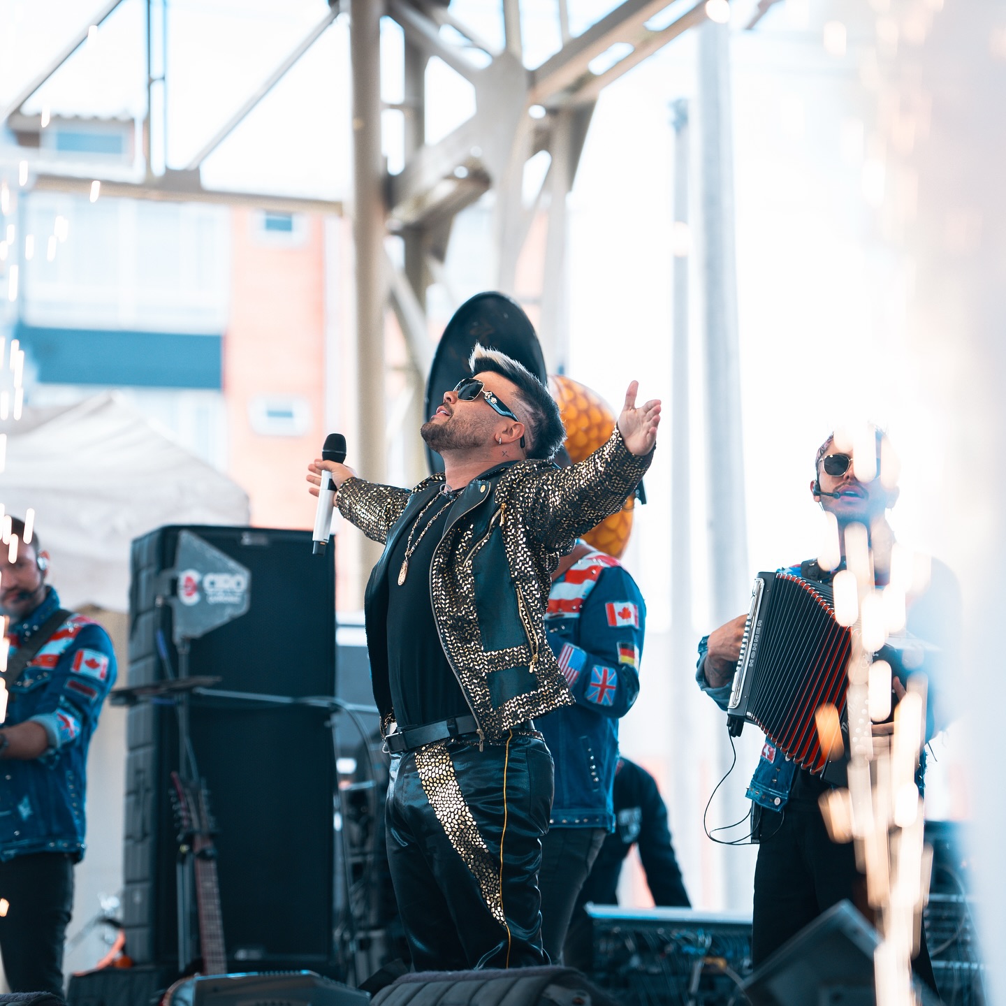 Así se goza, así se canta, así se vive la música popular. Gracias por un día inolvidable, mi gente! 🚀 Cada aplauso y cada coro se quedan grabados en el corazón❤️
Y como la parranda se prende mejor con el sabor que nos representa... Salud! Gracias @oficialelc por estar presentes con el @aguardientenectar_oficial y el @ronsantafeoficial , siempre firmes!