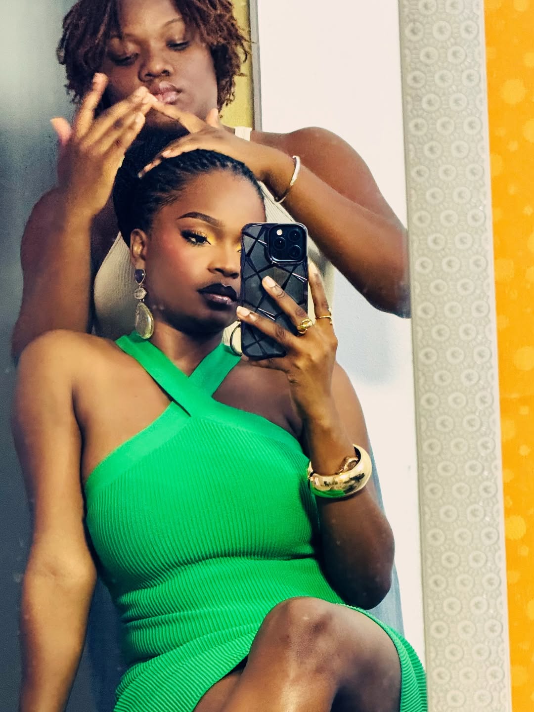 Elle va probablement me bouder mais pour moi c’est ELLE qui fait la beauté de ces mirror selfies 🥰
Une Reine qui en apprête une autre 🤩
Merci @beatbyshyne_ 😘
Merci à l’invisible @diamnt_pretty_rose 😘