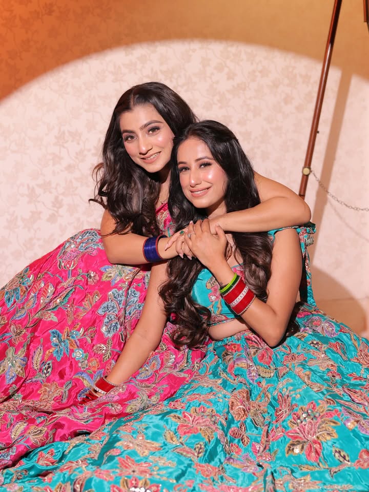 We don’t need a filter, our crazy is natural.🤣❤️
Outfit by @mewar_couture_ ✨
Makeup by @rimjhimraimakeup ✨
Shot by @negi_photographyy ✨
Styled by @stylestopperr ✨
#friendship #love #friends #family