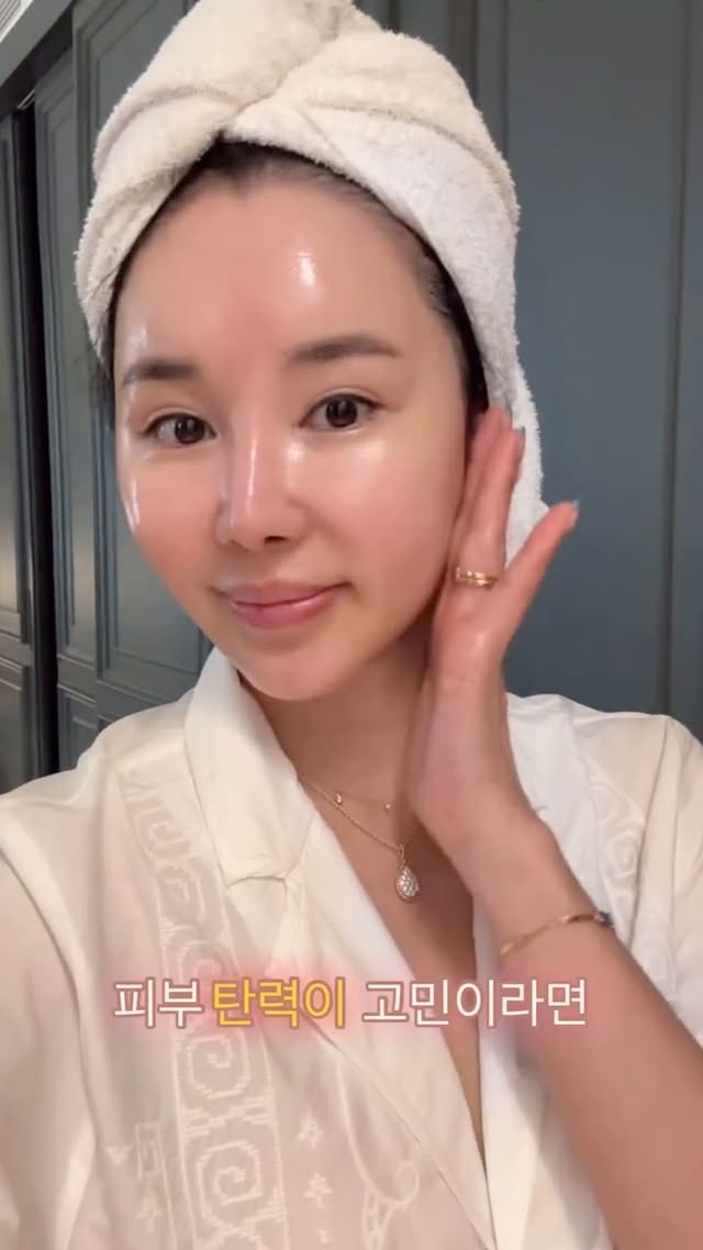 저도 40대 초만해도 무겁다고 크림도 안 발랐었어요
겔타입을 더 선호했었고.마일드한 제품을 좋아해요.
어느 순간부터 얼룰에 잔주름이 늘어가고 자고 일어나도 푸석한게 고영양 제품이 더 잘 맞더라구요.
여러가지 가볍게 레이어해서 바르고 있고,하지만 지금도 무겁고 기름진건 질색이예요.
오일리한 성분으로 모공을 막고 막을 씌우기보다 피부 깊숙히
침투해서 흡수되고 자고 일어났을때 피부컨디션이 좋아지는
제품들이 있어요.
그중 하나가 파미셀 인데요,줄기세포 제품이예요.
아이 낳고 제대혈 보관하셨나요?
그만큼 줄기세포의 힘, 이미 알고 계실 거예요.
현존하는 과학에서 안티에이징의 정점은 줄기세포 예요.
단, 한 가지는 꼭 아셔야 해요.
줄기세포 화장품이라고 해서 줄기세포 자체가 피부에 들어가진
않아요.
중요한 건, 줄기세포가 배양되는 과정에서 분비한 성장인자 들이
피부에 작용한다는 거예요.
저는 그래서, 파미셀을 씁니다.
일반적인 줄기세포 화장품에는 식물 유래 캘러스 추출물 또는
줄기세포 유래 성분이 사용되는 경우가 많으며,
파미셀은 ‘인체 골수 유래 줄기세포’ 배양액을 화장품 원료로
사용하는,국내 최초의 줄기세포 치료제 💉바이오 기업이예요.
스킨케어 회사 아님 ❌
백문이불여일견 이라고 이건 써 보셔야 알아요.
매일 수면팩 한 것처럼 푹자고 일어난듯한 피부 컨디션을
느껴보세요.
제품 종류가 여러가지예요.
✔️기초 안티에이징- 스템씨 기초 4종
(1세트 약 1달분량)
✔️수분,집중탄력 - 샐그램 앰플
(1세트 약 2달분량)
✔️항산화,피부결,브라이트닝 - 스템씨 앰플
(1세트 약 3달)
✔️썬블럭 (1개 약 2–3달)
썬블럭 포함해서 모든 제품에 인체 골수 유래 줄기세포가
리포좀화되어 포함되어 있어요.
선블럭 하루종일 수분감있고 자외선 차단이 잘되요.
파미셀 판매가가 많이 인상되었어요 🥹😮💨
현재 마텔라 단독공구 이고 그럼에도 불구하고
사용해 보시라고 할인율은 예전처럼 동일하게 진행해요.
목요일 오전 10시 오픈할께요.
올여름 ☀️ 지친 피부를 되돌리세요🥰