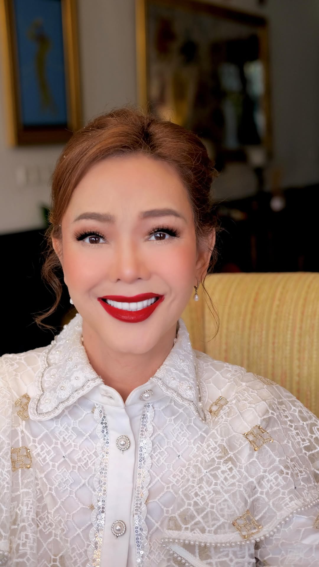 Move fast’ dibalik keseruan makeup Diva Bunda Corla @corla_2 😅😅
Ya gak @roberttanhair baru kali ini robert dipanggil Mas ama bunda wkwkk
Outfit @ivangunawanprive
Cc @ivan_gunawan
#heboh #seru #bundacorla #erniaredberry #ivangunawanprive @roberttanhair #corla